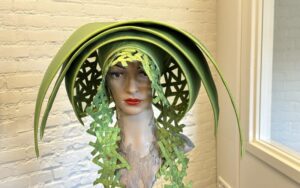 Jacobine Bekkers Hoedobject geïnspireerd op klassieke klederdracht