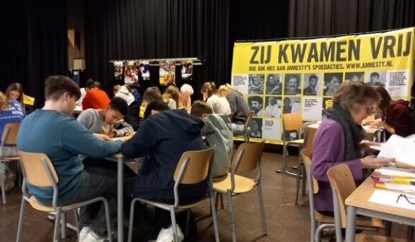 2025-12-10-Gemert-Grote-Amnesty-schrijfactie-in-Macropedius-College-@Amnesty-1-aspect-ratio-800-500