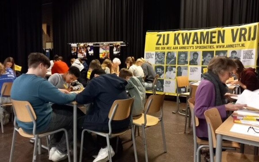 2025-12-10-Gemert-Grote-Amnesty-schrijfactie-in-Macropedius-College-@Amnesty-1-aspect-ratio-800-500