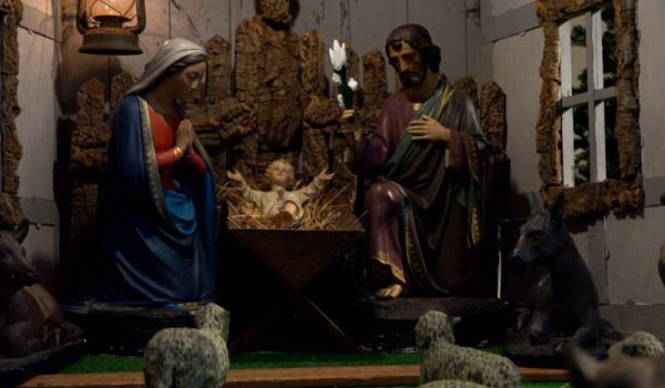 2025-12-22-Kerststal-herrijst-als-hart-van-Kerst.00_01_15_00.Still002-aspect-ratio-800-500