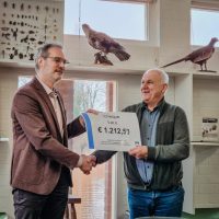 270125-Persbericht-foto-Oud-wethouder-Willems-overhandigt-cheque-stichting-Dn-Eik-aspect-ratio-500-500