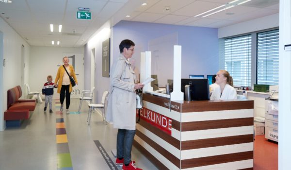 Aan-de-balie-bij-een-polikliniek-scaled-aspect-ratio-800-500