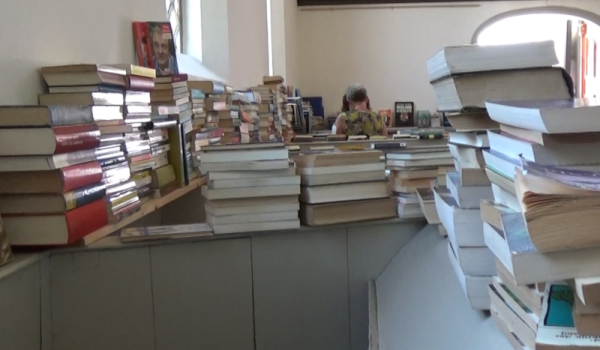 Aarle-Rixtel-Boekenmarkt-Kouwenbergskerkje-@Omroep-Peelrand-aspect-ratio-800-500