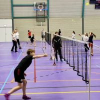 Badminton-proberen-op-de-roefeldag-aspect-ratio-500-500