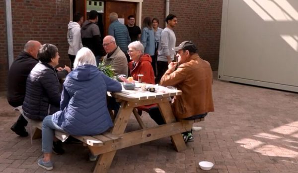 Beek-en-Donk-_-Tijdelijke-opvang-als-voorbeeld-van-gastvrijheid-I-Omroep-PeelRand.00_01_41_09.Still002-aspect-ratio-800-500