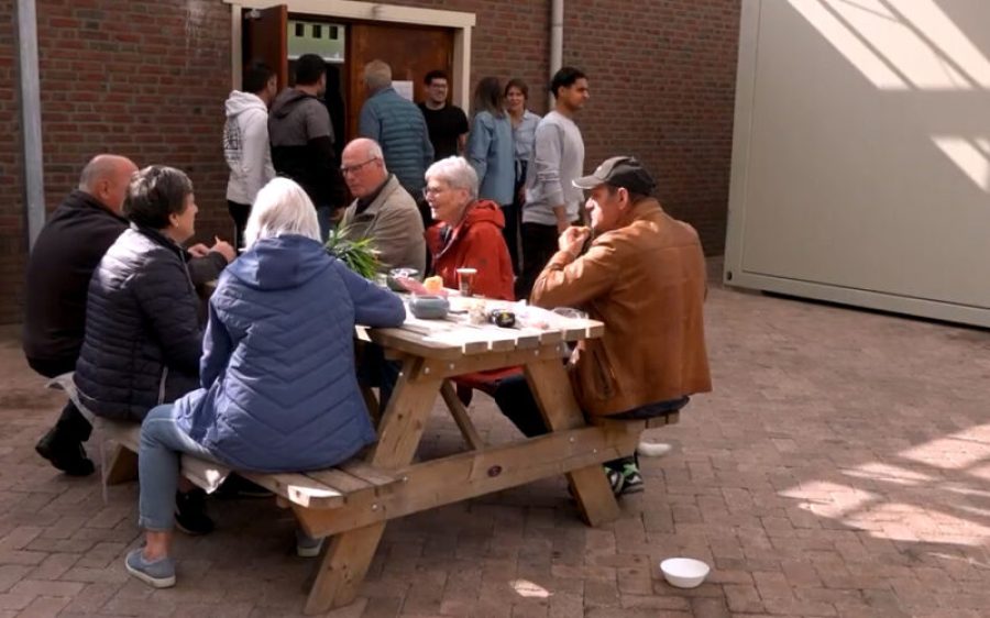 Beek-en-Donk-_-Tijdelijke-opvang-als-voorbeeld-van-gastvrijheid-I-Omroep-PeelRand.00_01_41_09.Still002-aspect-ratio-800-500