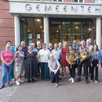 Burgemeester-Caroline-van-den-Elsen-poseert-met-de-deelnemers-aan-de-fotowedstrijd-002-1536x1152-1-aspect-ratio-500-500