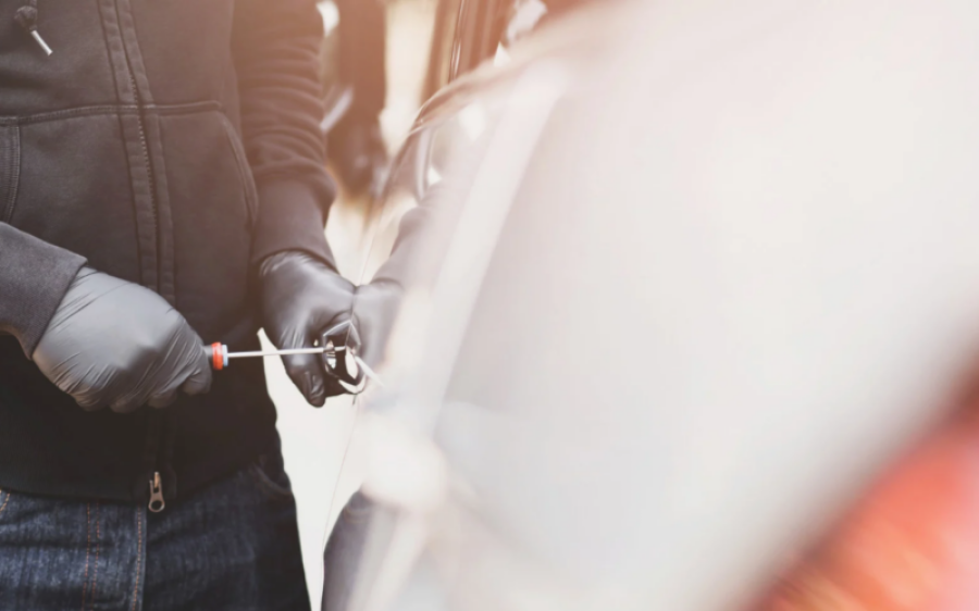 Diefstal-uit-autos-in-Rotterdam-met-bijna-30-gestegen_-landelijk-cijfer-blijft-stabiel-aspect-ratio-800-500