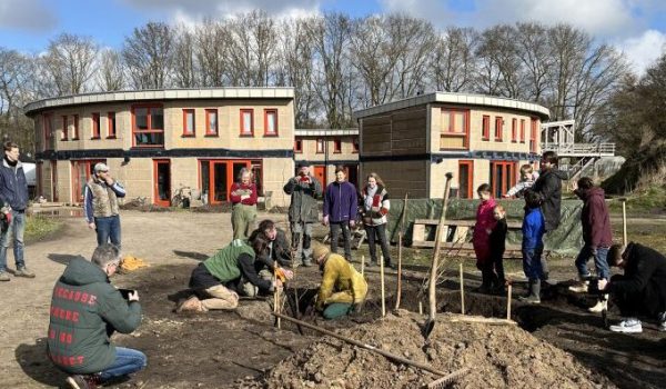 Ecodorpers-bij-boomplantdag-680x510-1-aspect-ratio-800-500