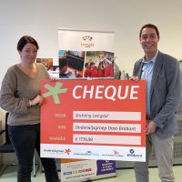 Foto-overhandiging-cheque-Stichting-Leergeld-scaled-aspect-ratio-500-500