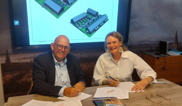 Handtekening-gezet-wethouder-Brands-gemeente-Boekel-en-directeur-bestuurder-Priem-PeelrandWonen-geven-startsein-voor-de-b-aspect-ratio-800-500