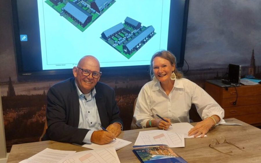 Handtekening-gezet-wethouder-Brands-gemeente-Boekel-en-directeur-bestuurder-Priem-PeelrandWonen-geven-startsein-voor-de-b-aspect-ratio-800-500