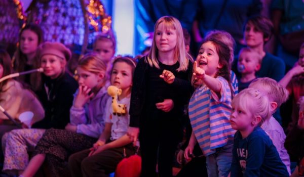 Harmonie-Welkom-in-de-Feesttent-08163-1-aspect-ratio-800-500