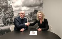 Henry van der Kemp (Moeskops) en wethouder Hanneke Coppens 1-aspect-ratio-800-500