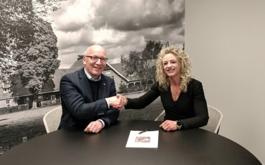 Henry van der Kemp (Moeskops) en wethouder Hanneke Coppens 1-aspect-ratio-800-500