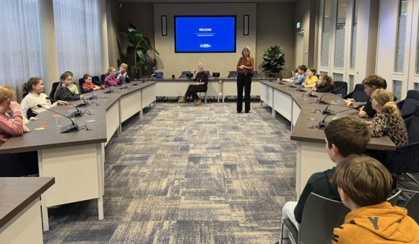 Jeugd-bezoekt-gemeentehuis-Boekel-fb-aspect-ratio-800-500