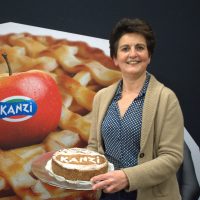 Jolande Kuijpers met haar appeltaart die goed is voor een finaleplek.