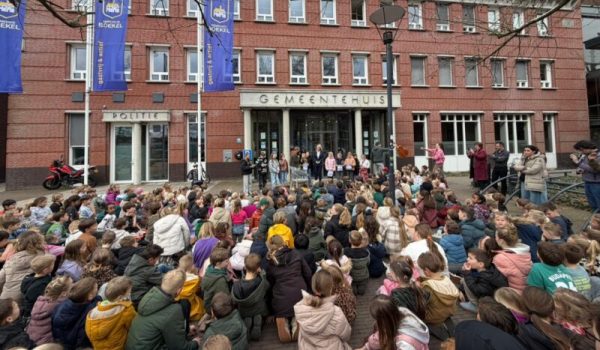 Kinderen-bieden-petitie-aan-aspect-ratio-800-500