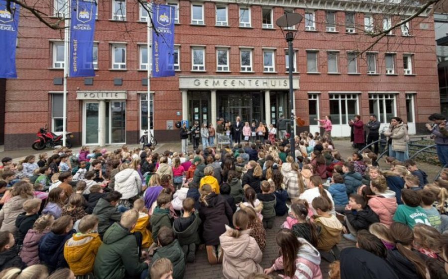 Kinderen-bieden-petitie-aan-aspect-ratio-800-500