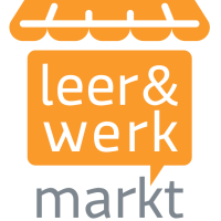 Leer-en-Werkmarkt-logo-kleur-tekst-grijs-in-kader-trans-aspect-ratio-500-500