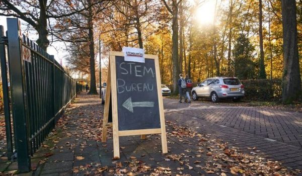 Pijl-naar-stembureau-Kiesraad-Phil-Nijhuis-aspect-ratio-800-500