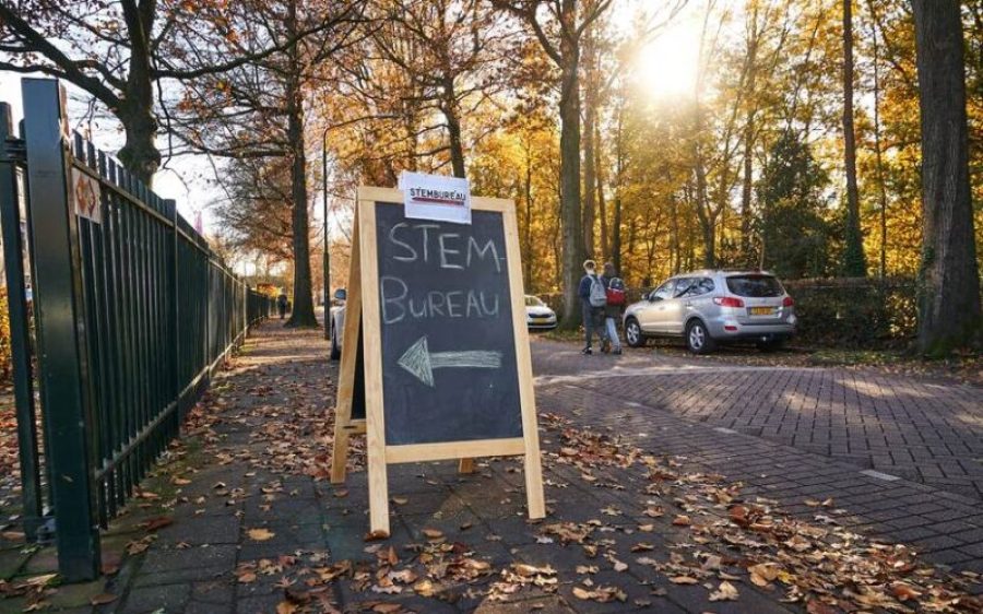 Pijl-naar-stembureau-Kiesraad-Phil-Nijhuis-aspect-ratio-800-500