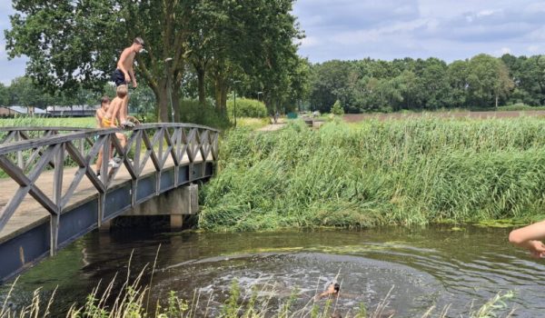 Van-brug-springen-Aa-en-Maas-aspect-ratio-800-500