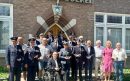 burgemeester-caroline-van-den-elsen-en-veteranen-uit-de-gemeente-boekel-poseren-samen-voor-het-raadhuis.700x400-aspect-ratio-800-500