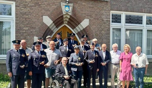burgemeester-caroline-van-den-elsen-en-veteranen-uit-de-gemeente-boekel-poseren-samen-voor-het-raadhuis.700x400-aspect-ratio-800-500