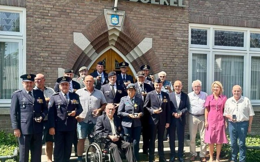 burgemeester-caroline-van-den-elsen-en-veteranen-uit-de-gemeente-boekel-poseren-samen-voor-het-raadhuis.700x400-aspect-ratio-800-500
