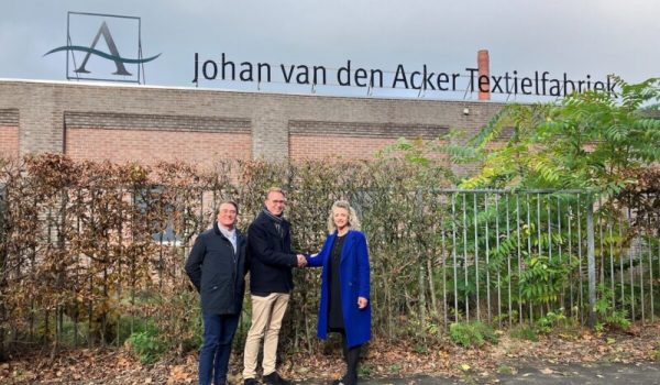 de-gemert-bakelse-wethouder-hanneke-coppens-met-vertegenwoordigers-van-vastgoedontwikkelaar-vrijborg-aspect-ratio-800-500
