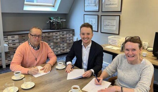 foto-ondertekenen-prestatieafspraken-peelandwonen-en-huurdersraad-bijgesneden.700x400-aspect-ratio-800-500