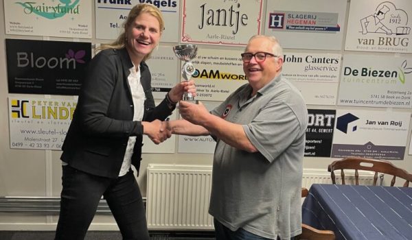 gerlinde-geeft-voorzitter-geert-de-beker-aspect-ratio-800-500