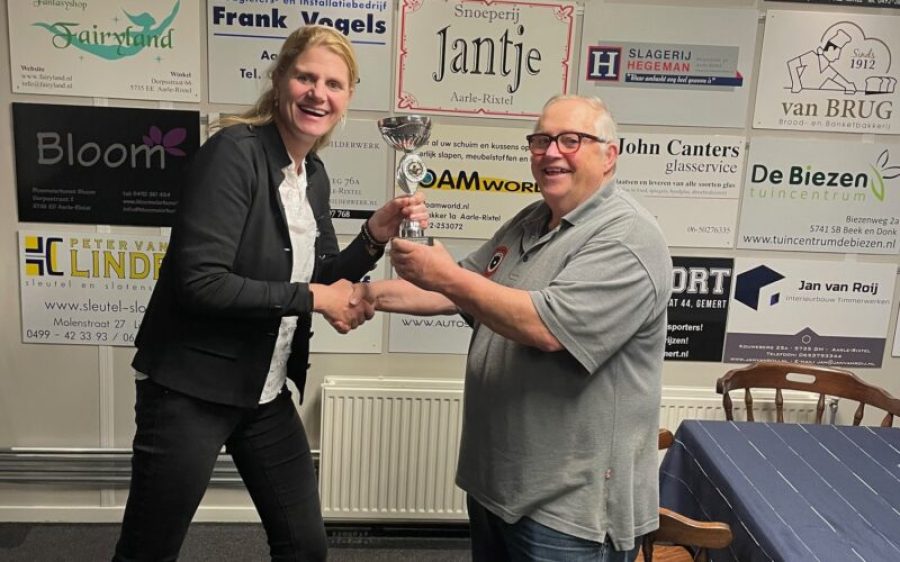 gerlinde-geeft-voorzitter-geert-de-beker-aspect-ratio-800-500