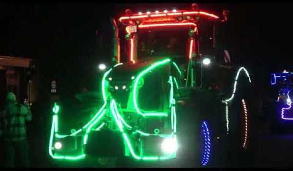 Laarbeek | Verlichte tractoren rijden door Laarbeek