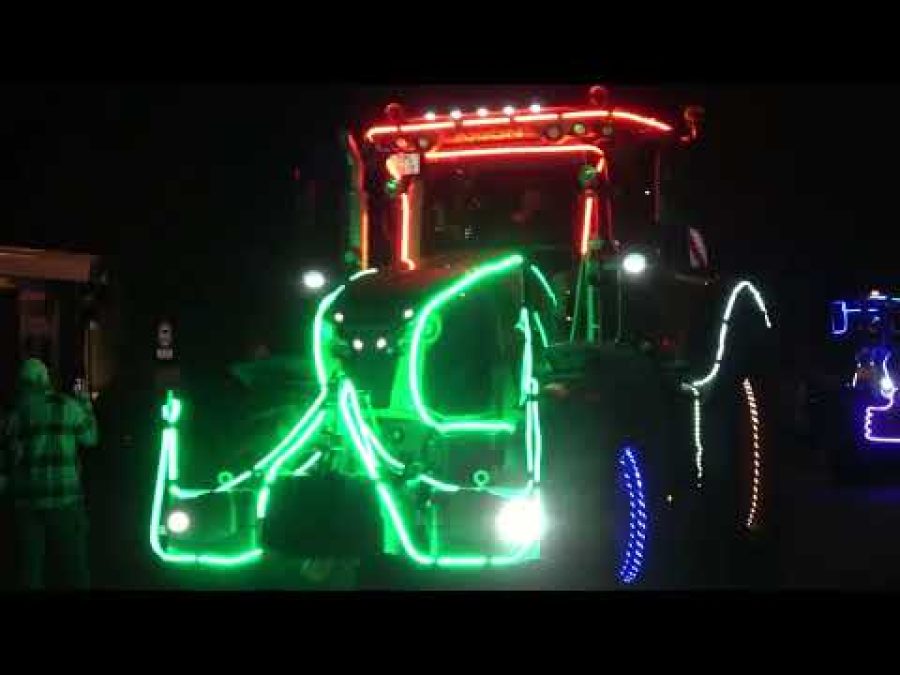 Laarbeek | Verlichte tractoren rijden door Laarbeek