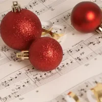 kerstmuziek-en-kerstballen-aspect-ratio-500-500