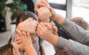 kinderen-met-hun-handen-omhoog_23-2148022537-aspect-ratio-800-500