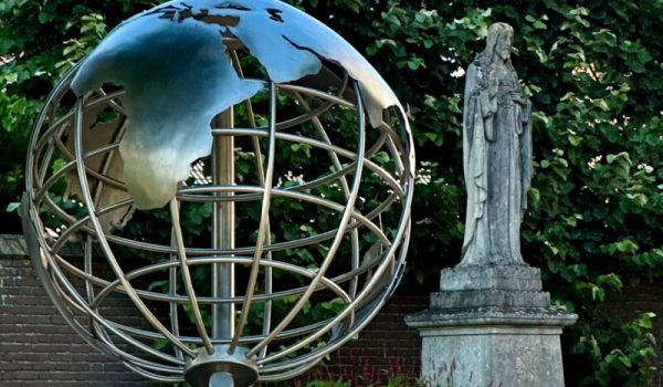 marjon-van-alebeek-globe-en-jezusbeeldje-bij-sint-agathakerk-aspect-ratio-800-500