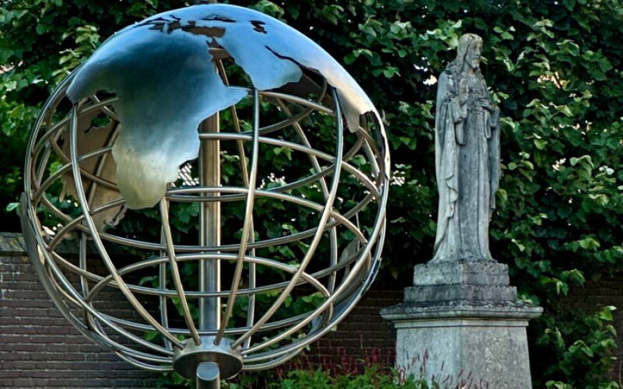 marjon-van-alebeek-globe-en-jezusbeeldje-bij-sint-agathakerk-aspect-ratio-800-500