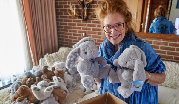 nelly-haegens-uit-venhorst-heeft-een-enorme-hoeveelheid-knuffels-voor-een-goed-doel-aspect-ratio-800-500