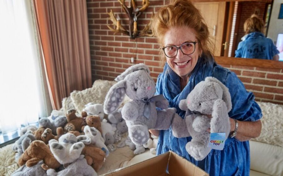 nelly-haegens-uit-venhorst-heeft-een-enorme-hoeveelheid-knuffels-voor-een-goed-doel-aspect-ratio-800-500