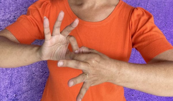 nienke-gebaar-contact-oranje-1-bijgesneden-aspect-ratio-800-500