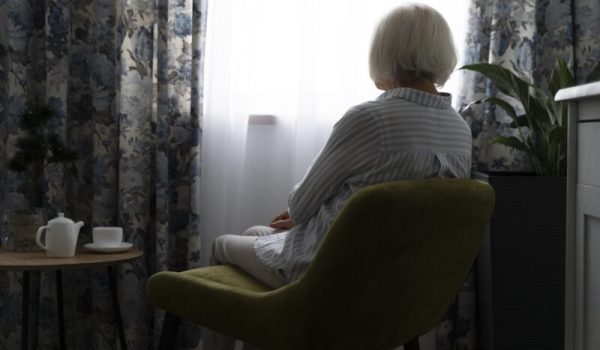 oude-vrouw-geconfronteerd-met-de-ziekte-van-alzheimer-aspect-ratio-800-500