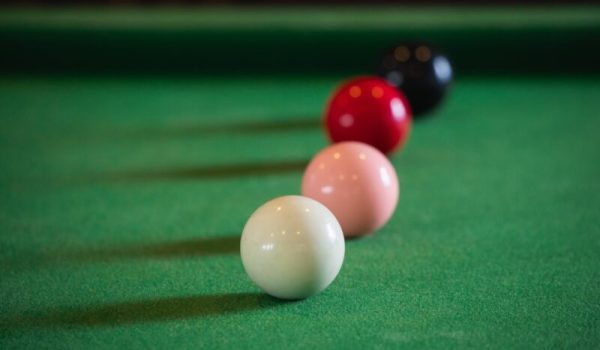 vecteezy_close-up-on-white-and-red-snooker-ball-or-pool-on-the_11555861-min-aspect-ratio-800-500