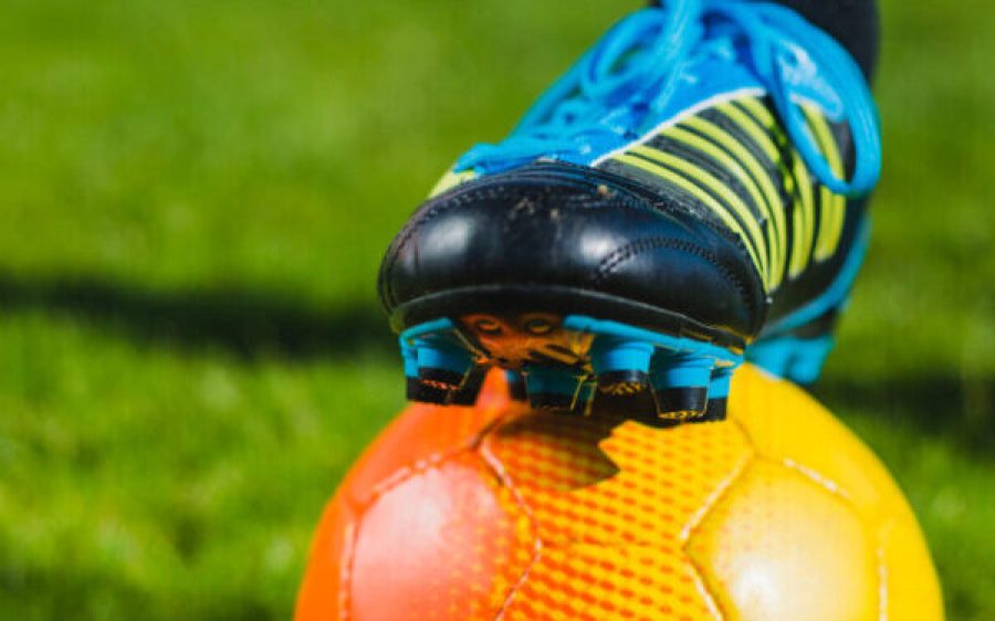 voetbal-met-schoen-freepik-aspect-ratio-500-500-aspect-ratio-800-500
