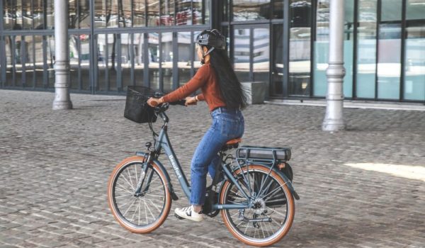 vtrouw-op-fiets-aspect-ratio-800-500