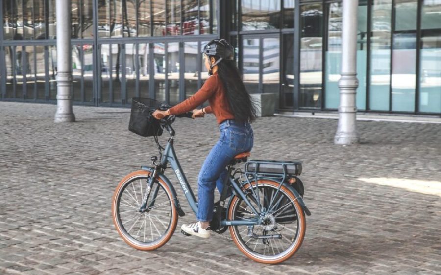 vtrouw-op-fiets-aspect-ratio-800-500